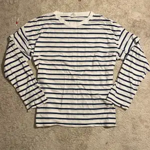 En långärmad tröja i mörkblått och vitt. Den har smått fläckar på ärmarna men har inte tvättats än (jag ska tvätta innan jag levererar den såklart)💕