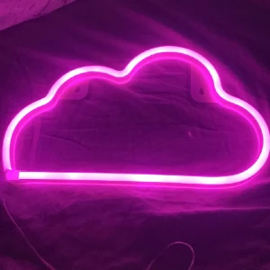 Molnlampa - Fin lampa som lyser lila med antingen el eller batterier. 