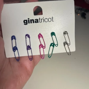 Coola örhängen med säkerhetsnålar  - Örhängen med säkerhetsnålar 