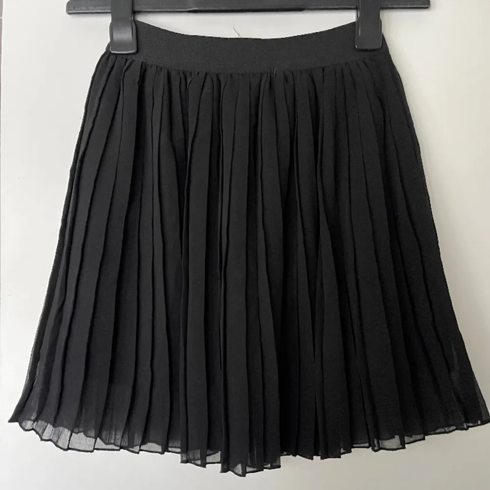 Slutsåld svart somrig kjol i stl XS, passar även S🫶🏻. Kjolar.