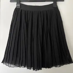 Slutsåld svart somrig kjol i stl XS, passar även S🫶🏻