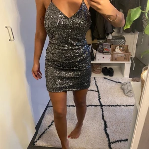 Glitter klänning  - Har sytt den därnere men lätt att ta upp om man vill ha den lite längre (någon centimeter) fint skick 