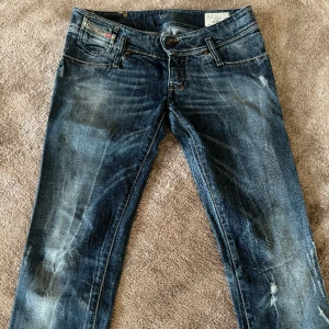 Lågmidjade Jeans - super snygga lågmidjade diesel jeans i jättebra skick! säljer då de inte passade mig💗skulle säga att de passar strl 34