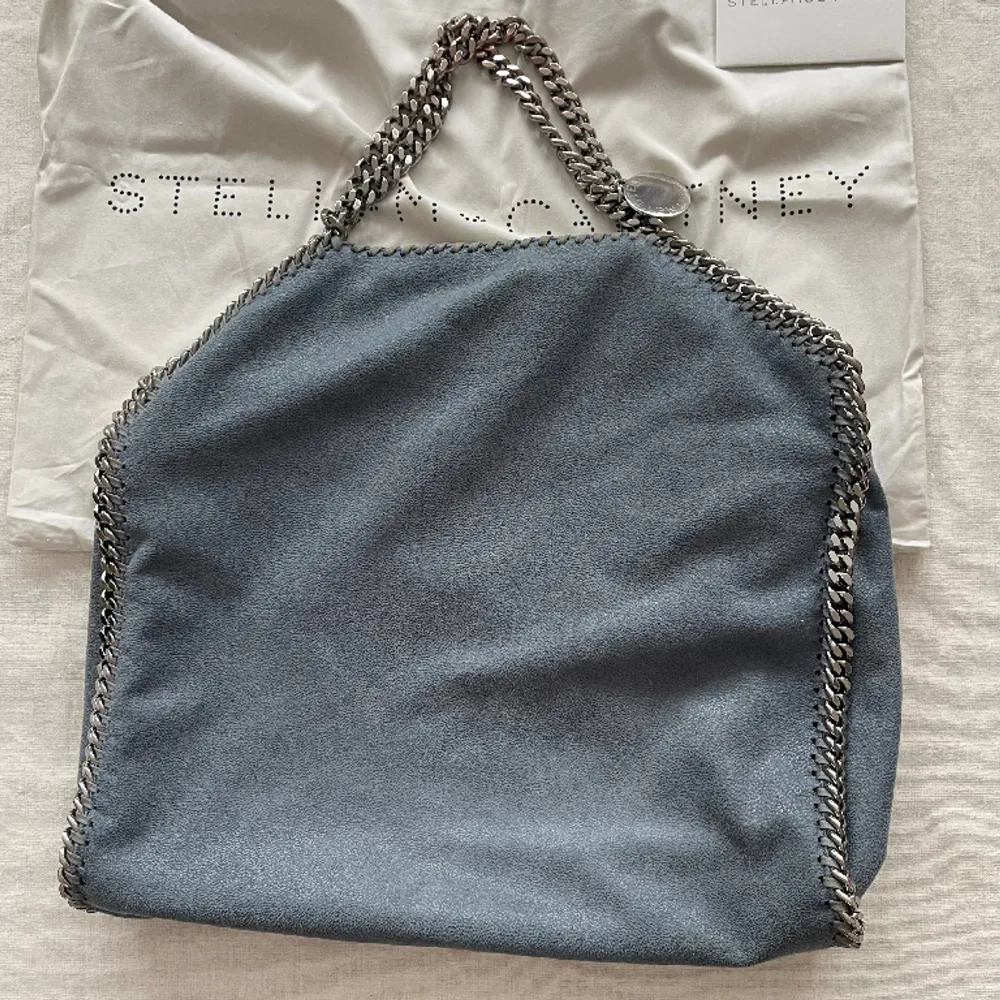 Stella McCartney väska i unik blå färg. Köpt ny sommaren 2021 - givetvis äkta. Är i fint skick. Har lite rostningar på kedjan, men det syns knappt!. Väskor.