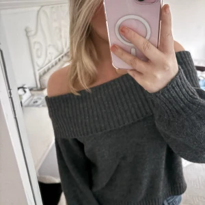 Off shoulder stickad tröja - Säljer denna jätte snygga off shoulder stickade tröja från soft rebels. Den är helt oanvänt och nypriset är 1000kr. Klicka gärna på köp nu🩷