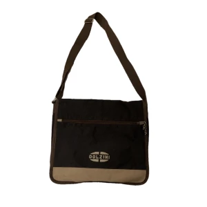 Crossbody bag - En crossbody väska med skolväske känsla🔥 bara använt fåtal gånger. Köpt på myrorna🐜