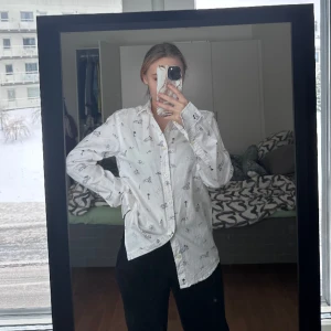 Skjorta  - Så fin skjorta än i storlek S. Köptes från pull&bear. Inga skador. 