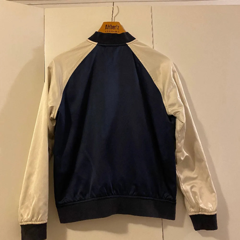 Levi’s Satin bomber jacka S, dam  Svarta märken på baksidan av ärmen, har ej provat att tvätta. 200:- . Jackor.