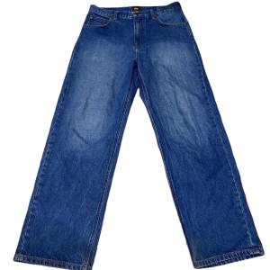 Lee jeans i en baggy passform. Jeansen är i mycket bra skick utan några fläckar eller skador. Känn dig fri att fråga om du undrar något!