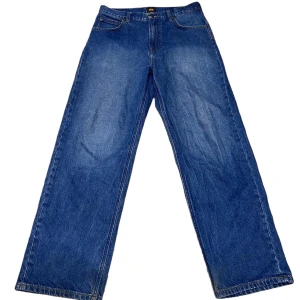 Baggy Lee Jeans - Lee jeans i en baggy passform. Jeansen är i mycket bra skick utan några fläckar eller skador. Känn dig fri att fråga om du undrar något!