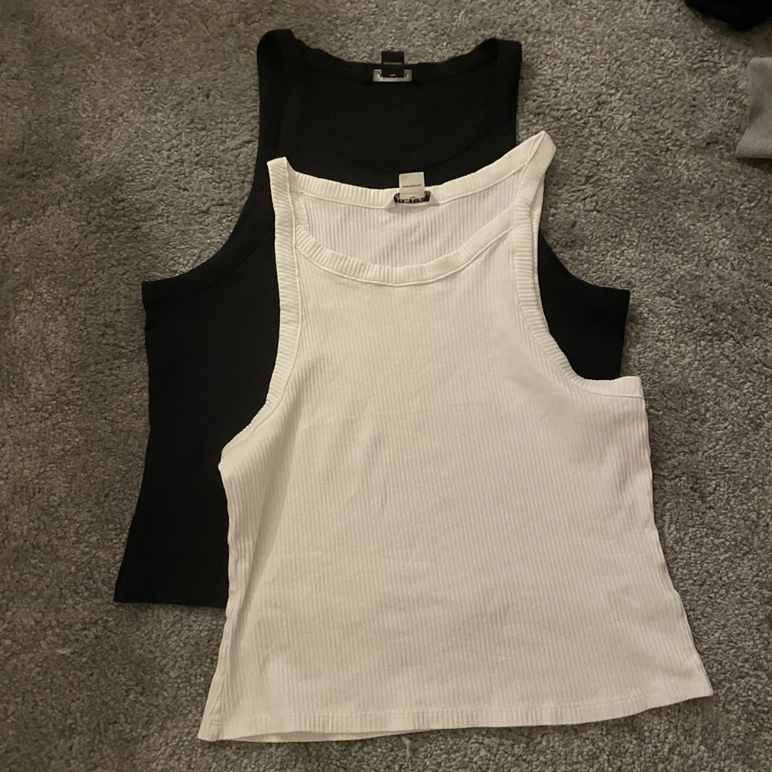 Ett svart och ett vitt ribbat linne