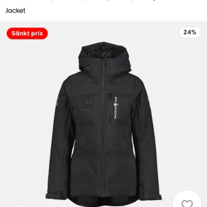 Sail racing jacka  - Fin sailracing jacka som jag köpte förra året då nypriset var 4000kr. Någon lite fläck som knappt syns. Skriv för bilder på jackan