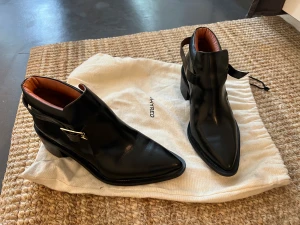 Whyred boots nya - Svarta ankelboots i skinn från Whyred. Nya. Spänne/rem. 
