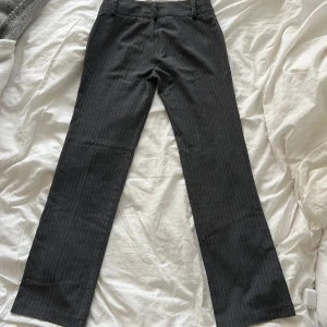 Lågmidjade gråa kostymbyxor  - Skitsnygga gråa kostymbyxor med låg midja och kritstreck 💙