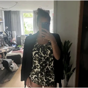 Tunika - Säljer min sambos tunika från Veromoda, storlek L. Fint skick, billigare vid snabb affär.