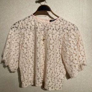 Spetströja - Rosa spetströja med fransärmar (se bild 3 :) har inte använt så ofta men sitter väldigt fint och har en enkelhet som också kan klä upp en hel outfit!   Gina tricot Storlek 38