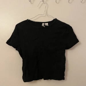 Svart t-shirt - Svart ribbad t-shirt från H&M