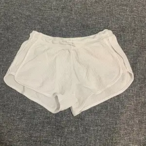 Vita shorts i storlek s/xs 