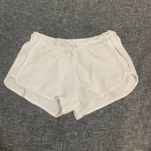 shorts  - Vita shorts i storlek s/xs 