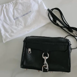 Rebecca Minkoff väska - Så cool Rebecca minkoff väska, har lite slitningar som man ser på bilden men inget som märks mycket