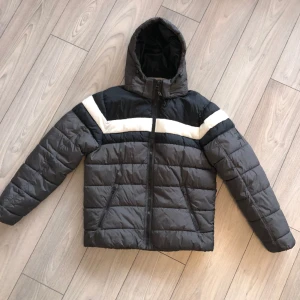 Indicode Jacka - Hej hej! Säljer min sköna indicode jacka i storleken L men passar nog M. Toppenskick enligt mig och bra pris😎👍 Kontakta mig vid frågor!