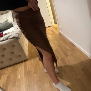 Kjol - Brun kjol med slits på vänster sida