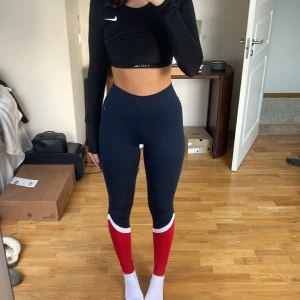 Träningstajts från Tommy Hilfiger - Så snygga träningstajts från tommy Hilfiger som formar kroppen så fint! Superbra skick💕