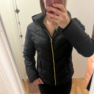 💛 Svart vinterjacka från Svea 💛 - Svart vinterjacka från Svea . Storlek M . Normal i storlek . Se bild för materialinformation . Sidofickorna går ej att öppna pga att dragkedjorna kärvar/kör fast . Är stängda nu . Nytvättad med parfymerat sköljmedel 