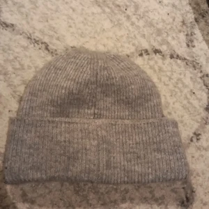 Mössa - En grå basic mössa. Supperskön o helt ny.🤍😍