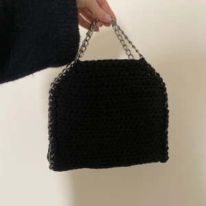 Stella mccartney väska  - Väska som jag virkat själv som liknar falabella väskorna från stella mccartney, denna är en mindre storlek än den vita jag la upp innan