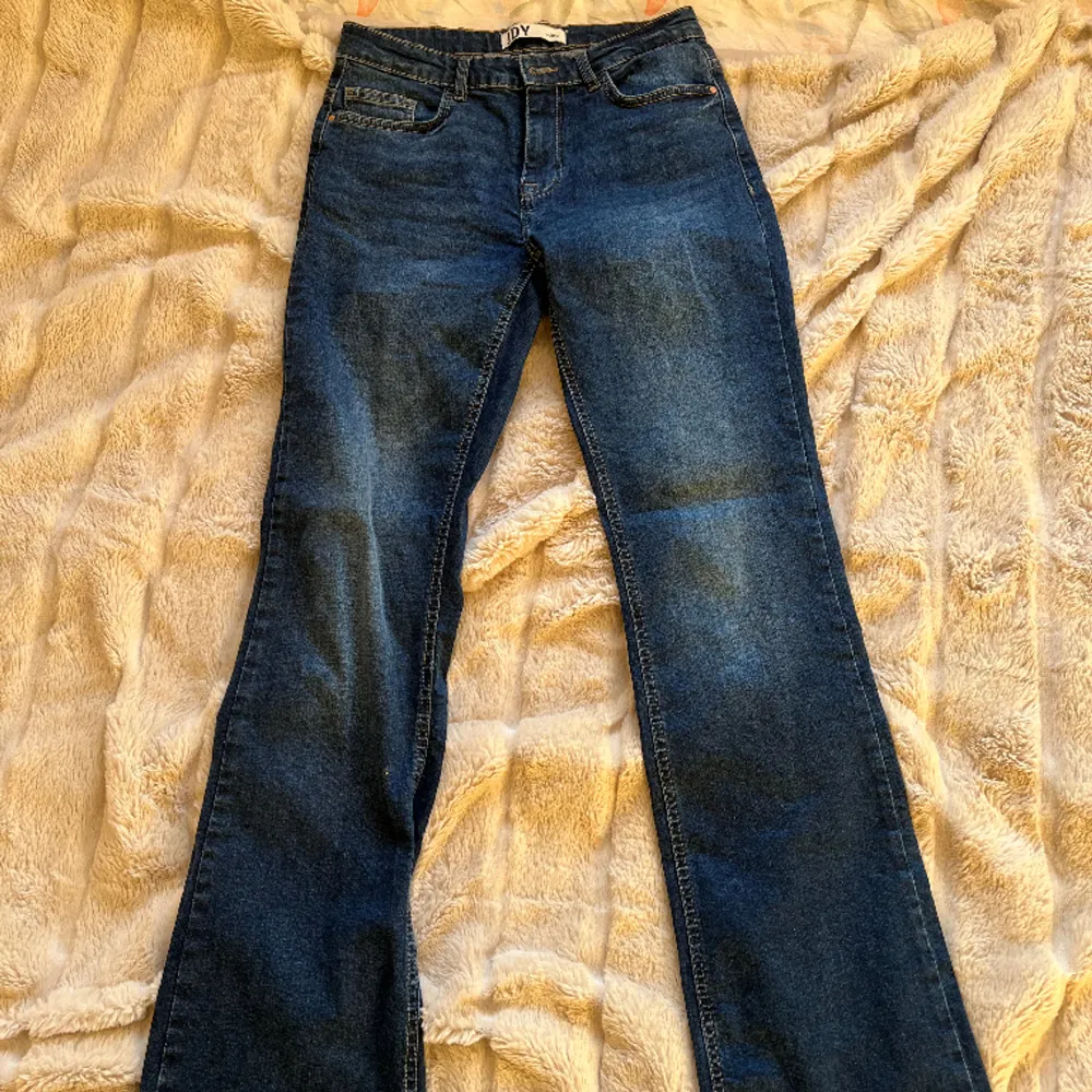 Lågmidjade bootcut jeans ifrån märket JDY. Knappt använda . Jeans & Byxor.