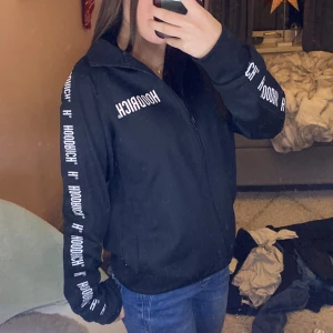 Hoodrich tjocktröja  - Fin hoodrich tjocktröja i väldigt bra skick, använder inte längre då jag bytt stil🫶🏼 Pris kan diskuteras  