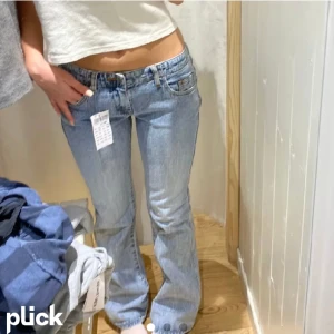Lågmidjade brandy jeans - Säljer mina jeans som jag aldrig använder❤️ köptes i somras i New York💕 uppsydda så de passar 160-167 typ waist:74 cm skriv till mej innan ni trycker på köp nu!!! One size