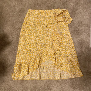 LångKjol - Säljer en längre kjol från SHEIN! Storlek Xs, pris: 30kr! Hör av dig om du har någon fråga eller vill ha fler bilder! 💓