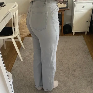 Jeans säljes - Superfina sköna jeans, nästan lite babyblå i färgen. Säljes pågrund av att de är för små för mig. Man får fina kurvor i dem. Du står för frakten.