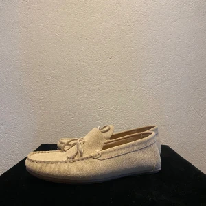 Beigea loafers-Zara - Beigea loafers från Zara. Helt i nyskick och aldrig använda. Nypris 700, storlek 41