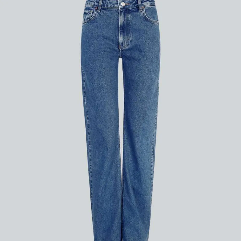 Använda en gång. Nypris 699kr och säljer för 350kr men pris kan diskuteras. ((Andra bilden är från BikBoks hemsida))💙. Jeans & Byxor.