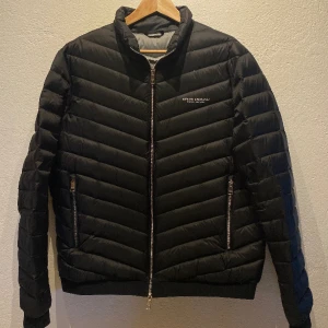 Svart jacka-Armani Exchange - Svart vinterjacka från märket Armani Exchange i nyskick. Storlek M. Nypris 2000