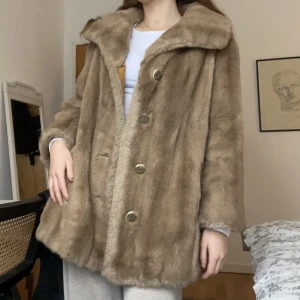 Pälskappa  - Så fin pälskappa från 90-talet! Jätte varm, skön och fuskpäls💕jackan har några  defekter på insidan pga dess ålder, skickar bild privat om det önskas💕står ingen storlek men gissar på att den passar bäst på XS-M men möjligtvis även en L 💕💕