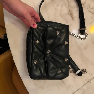 Väska  - Så ball väska med nitar på. Slutsåld överallt🧸