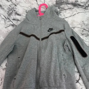 nike tech  - den är i barn storlek och den har förstört färg i tvätten men funkar ändå bra  och är lika snygg 