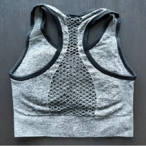 Sport-bh - Grå sport-bh med snygg rygg. Har uttagbara pads.