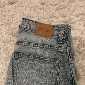 weekday jeans - säljer denna jeans då de inte passar mig längre.. endast använd ett fåtal gånger och bra skick! skriv privat vid intresse⭐️