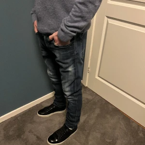 Replay anbass - Säljer nu mina Replay anbass i grymt skick, Jeansen saknar helt defekter och är i skick 9.5/10. Nypris 1699. Vid snabb affär kan priset diskuteras. Tveka inte på att höra av dig vid minsta lilla fråga eller fundering.