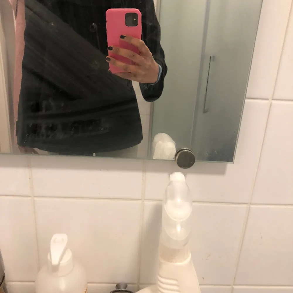 Säljer denna trendiga svarta kappa som är slutsåld, köpt på H&M. Nästan aldrig använd, som i nyskick. Säljer då jag har flera liknande kappor och rensar min garderob. Hör av er om ni har frågor. 💗. Takit.
