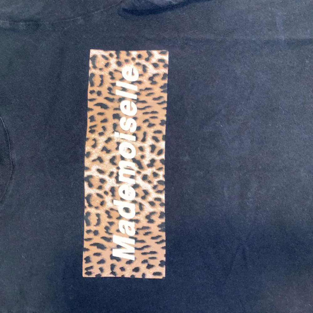 Säljer en svart T-shirt från Ginatricot. Är i storlek XS och har ett leopardmönstrat tryck. Använd flitigt. OBS: köparen står för frakten. (Annonsen finns ute på fler sidor.). T-shirts.