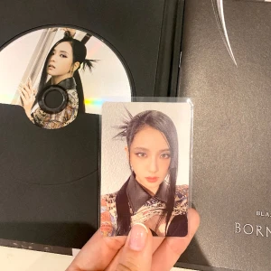 JISOO ALBUM - Jag säljer detta BORNPINK jisoo ver. för 150 kr! (nyskick)