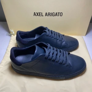 Arigato clean 90 navy - Ett par marinblå arigato clean 90 i fint skick