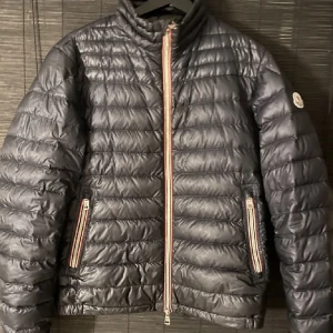 Moncler jacka - Moncler jacka i storlek 1. Fint skick
