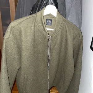 Grön bomberjacka - Jättesnygg grön jacka från zara! Knappt använd😍